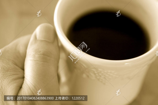 他早上喝一杯