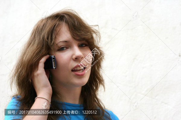 女孩在電話里