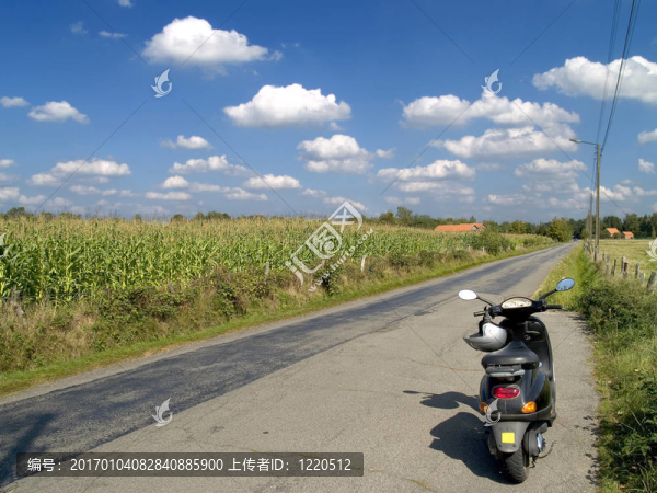 小輪摩托車。