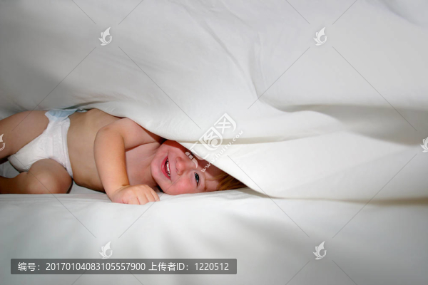 床上床單下的快樂寶貝