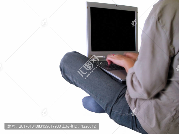 女孩在筆記本電腦上打字