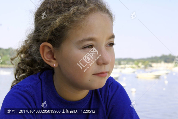 可愛(ài)的女孩在戶外
