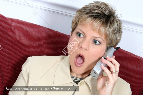 女人震驚的電話