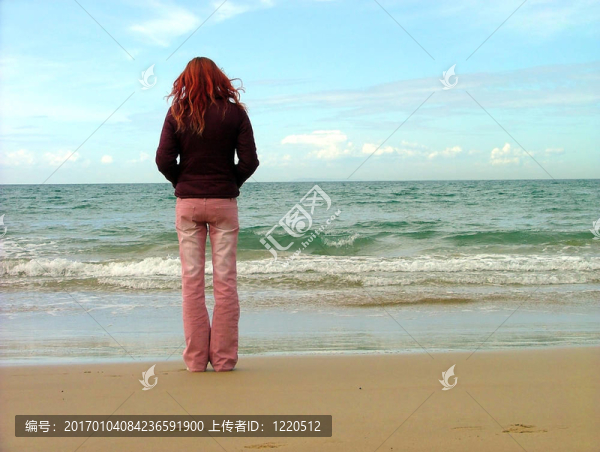 女孩在海灘