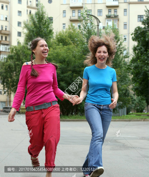 兩個(gè)快樂(lè)的女孩
