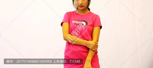 樂斯菲斯戶外運動裝,女模特