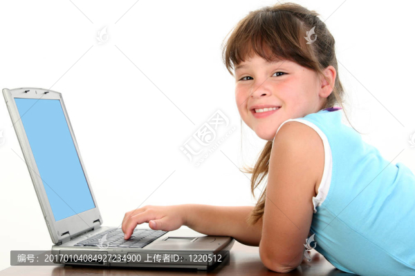 在筆記本電腦上工作的小女孩