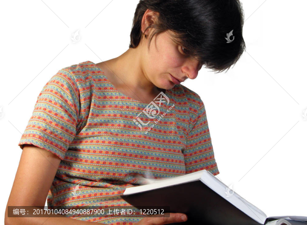 女孩在筆記本上看