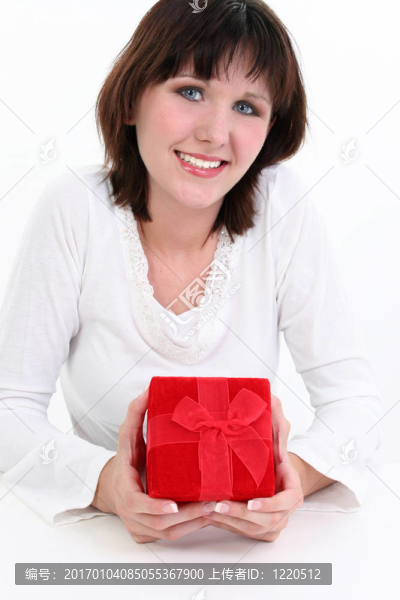 白衣女人用紅色的禮品盒