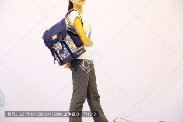 背包的女青年