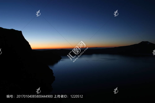 火山口湖的日出
