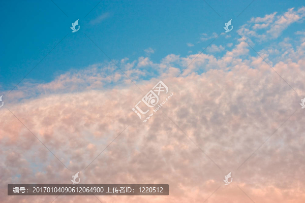 藍(lán)色天空中的黃色和橙色的云