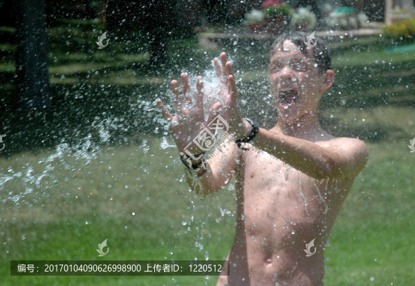 青少年的水仗