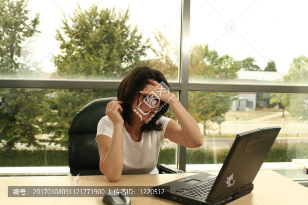 女孩與頭痛