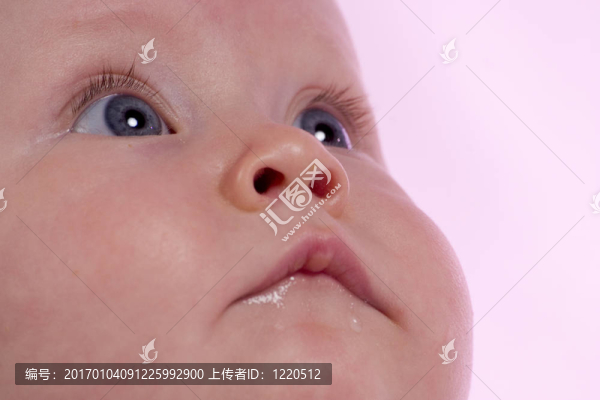 凝視著嬰兒