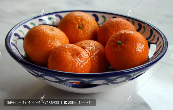 陶瓷碟中的橙子