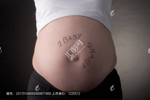 一個嬰兒；兩個嬰兒的肚子