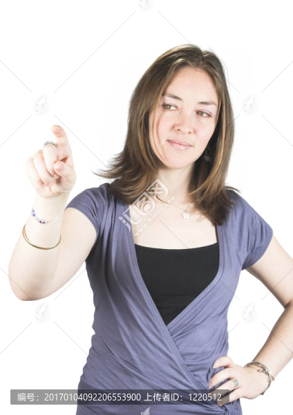 漂亮的女商人指著屏幕