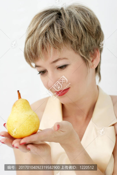 有梨的女人