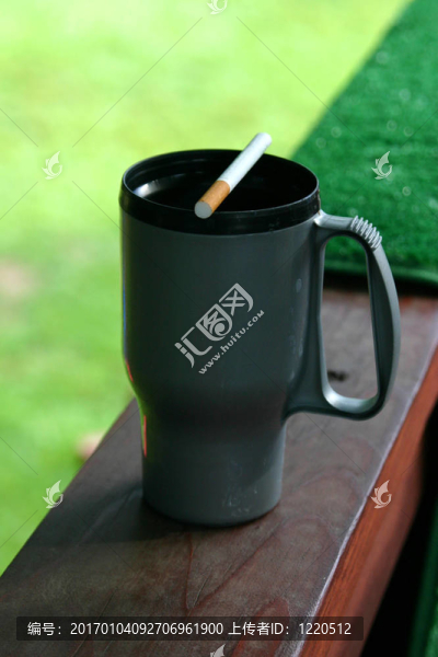 咖啡杯和香煙