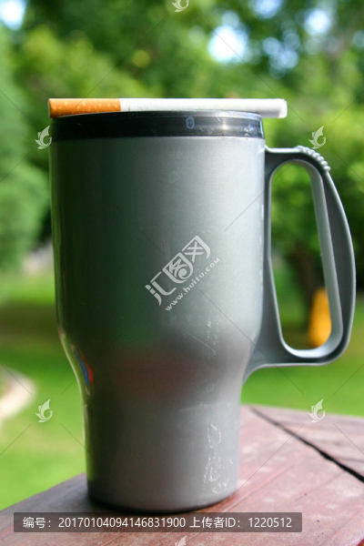 咖啡杯和香煙