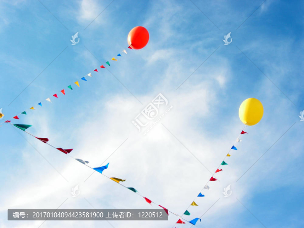 在藍(lán)天飛翔的黃色和紅色氣球