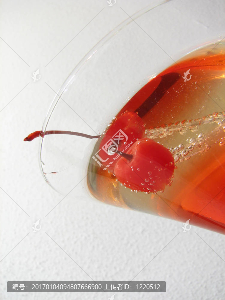 把紅色的飲料