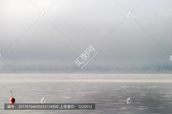 霧中的浮標