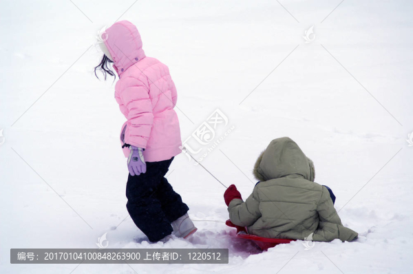 在雪上玩得開心