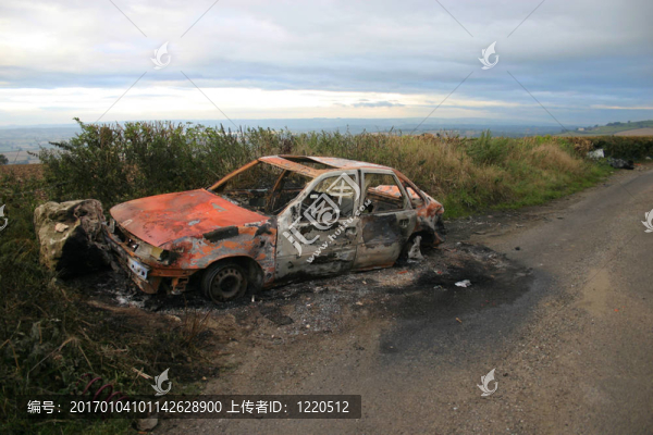 燒毀的汽車殘骸