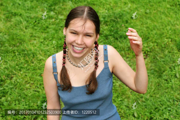 草地上的快樂女孩
