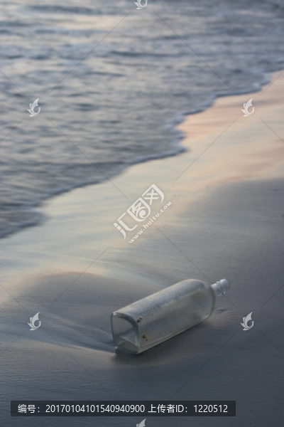 海灘上的瓶子