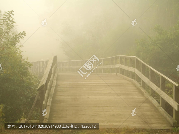 霧蒙蒙的天橋