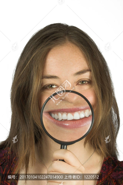 漫不經(jīng)心的女人，帶著一個(gè)巨大的微笑