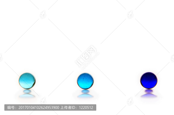三個(gè)藍(lán)色的玻璃球