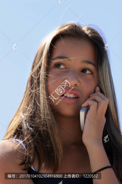 女孩在電話里