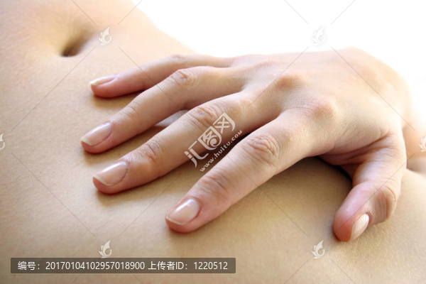 手放在腹部