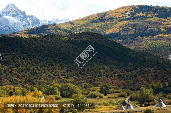 山和圓錐形帳篷