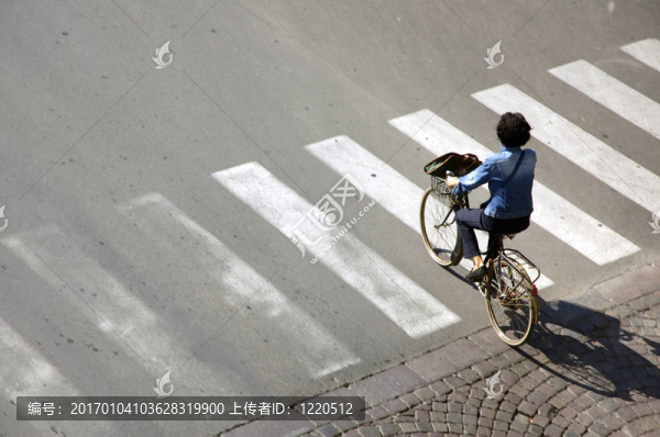 騎自行車的女人