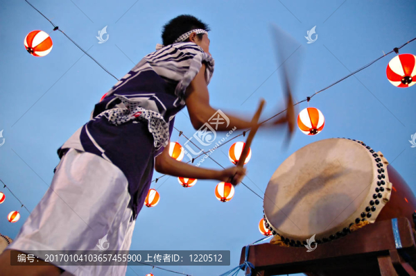 鼓手在運動模糊