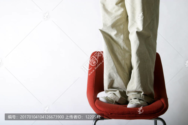 在椅子上的腳