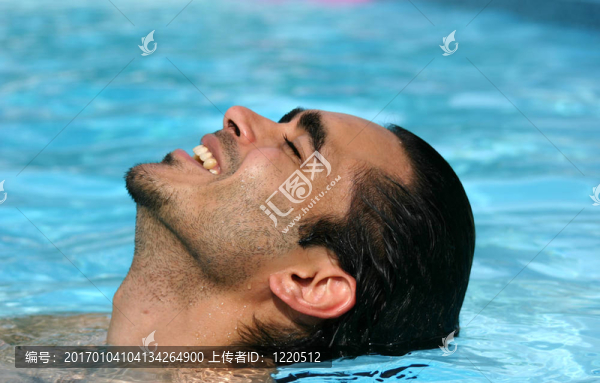 在游泳池的夏天