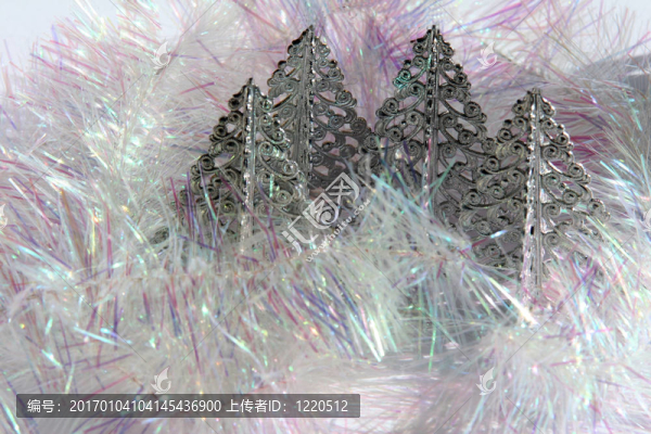 4銀和珍珠裝飾圣誕樹(shù)