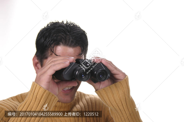 人用雙筒望遠(yuǎn)鏡