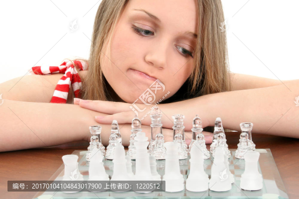 年輕的少女看國際象棋盤