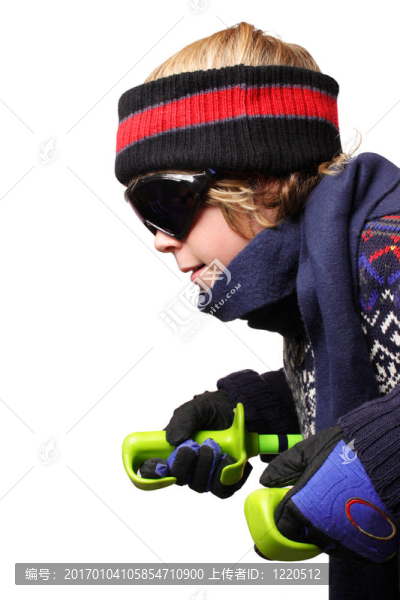 男孩滑雪
