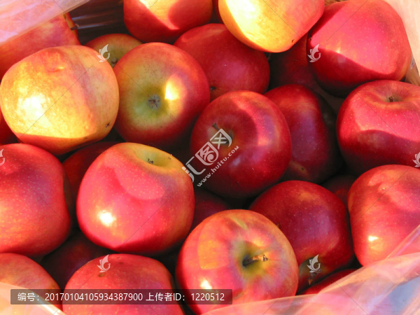 農(nóng)貿(mào)市場上的紅蘋果