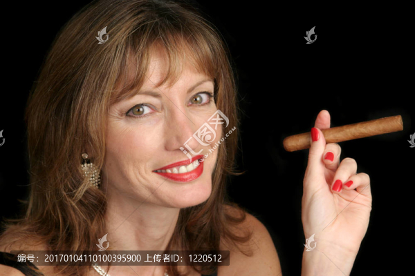 可愛的女人吸煙雪茄