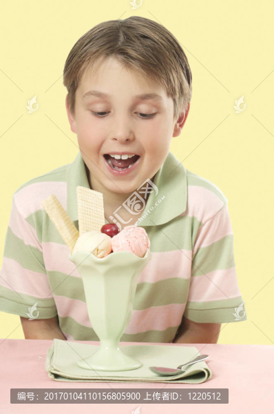 孩子看著桌上的冰淇淋圣代冰淇凌。