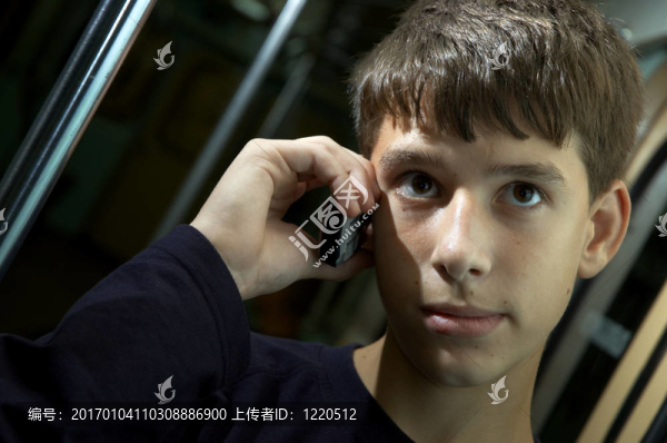 隨著地鐵的手機teenboy